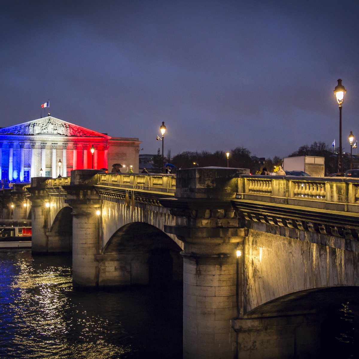 Palais Bourbon à Paris sous un ciel orageux, symbole de la crise politique et institutionnelle en France sous la Ve République.