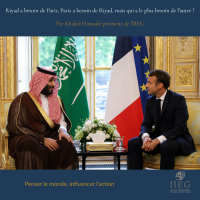 Illustration d’une rencontre diplomatique entre Mohammed ben Salmane et Emmanuel Macron, entourés des drapeaux saoudien, français et européen.